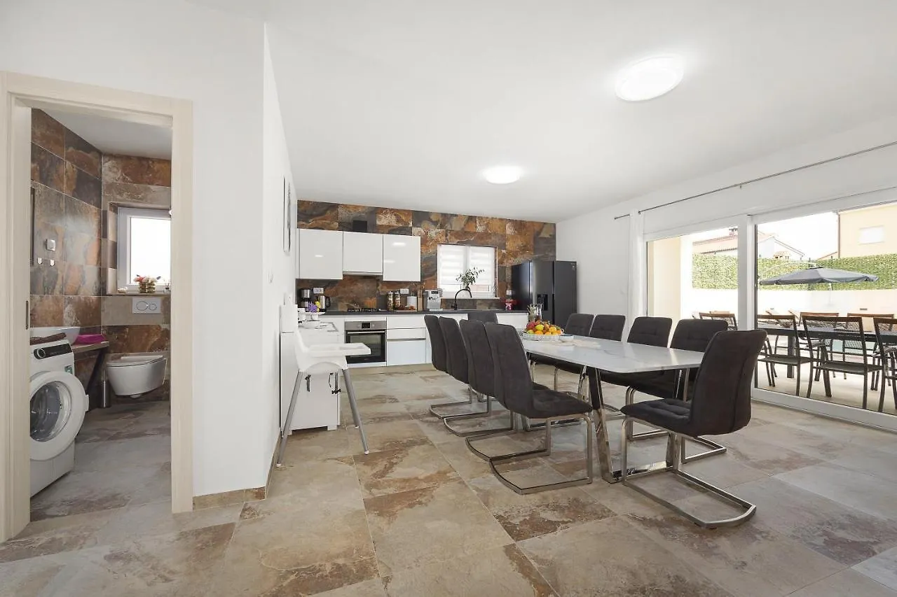 Villa Nur Amela بولا
