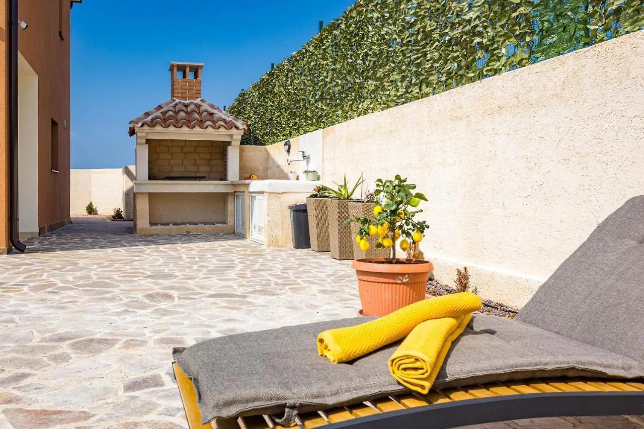 Villa Nur Amela Pola 0*,  Croazia