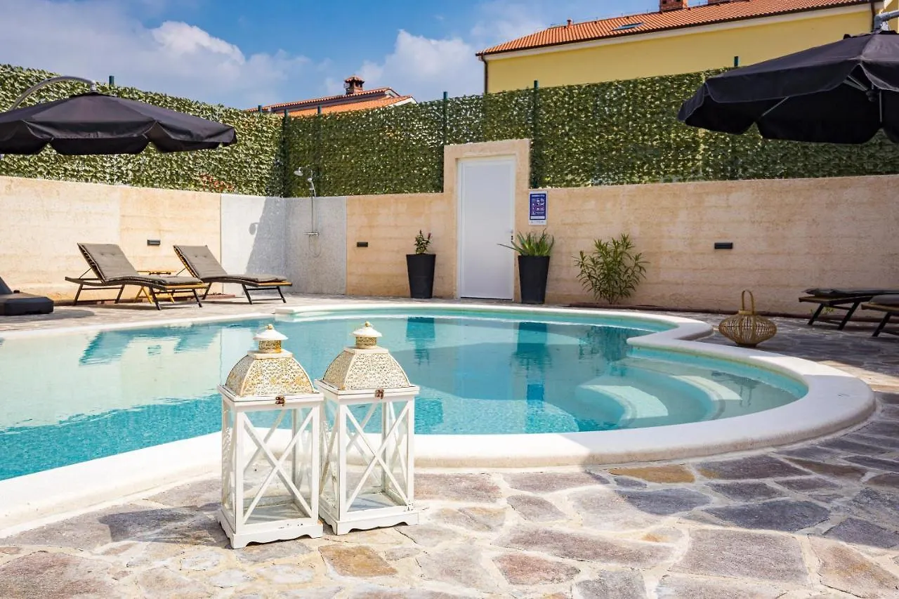 Villa Nur Amela Pola