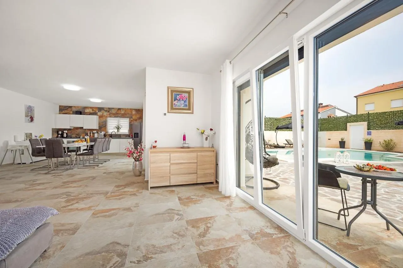 Villa Nur Amela Pola