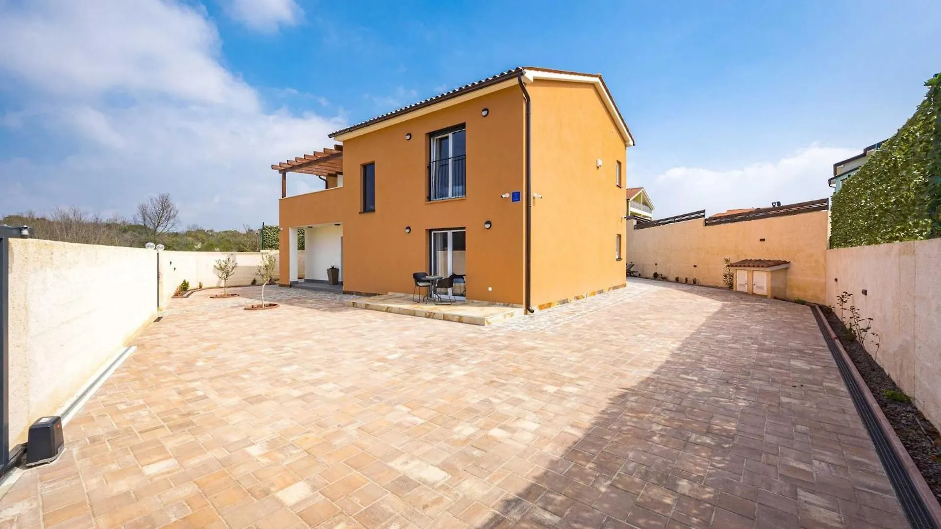 Villa Nur Amela Pola