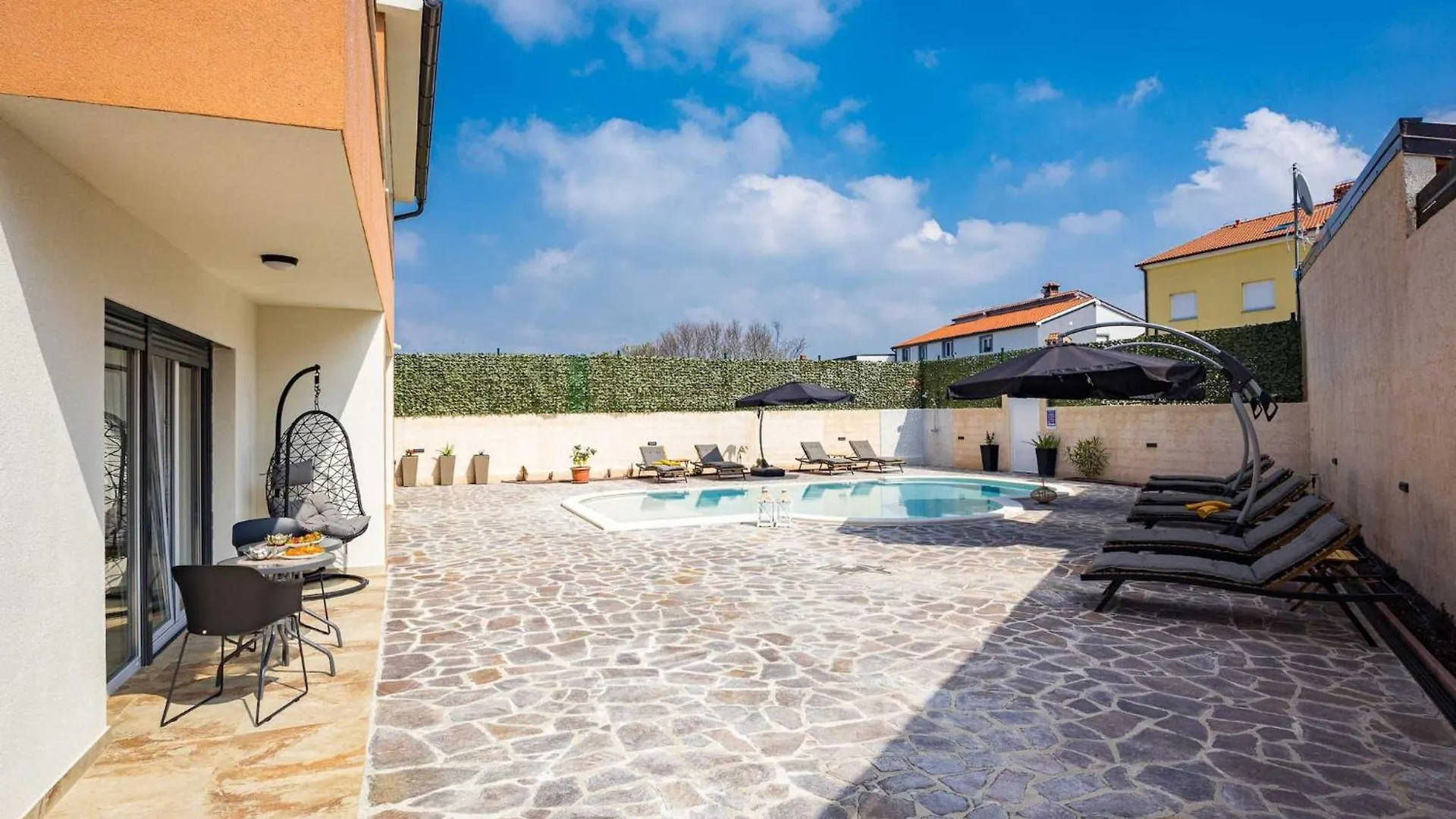 Villa Nur Amela Pola