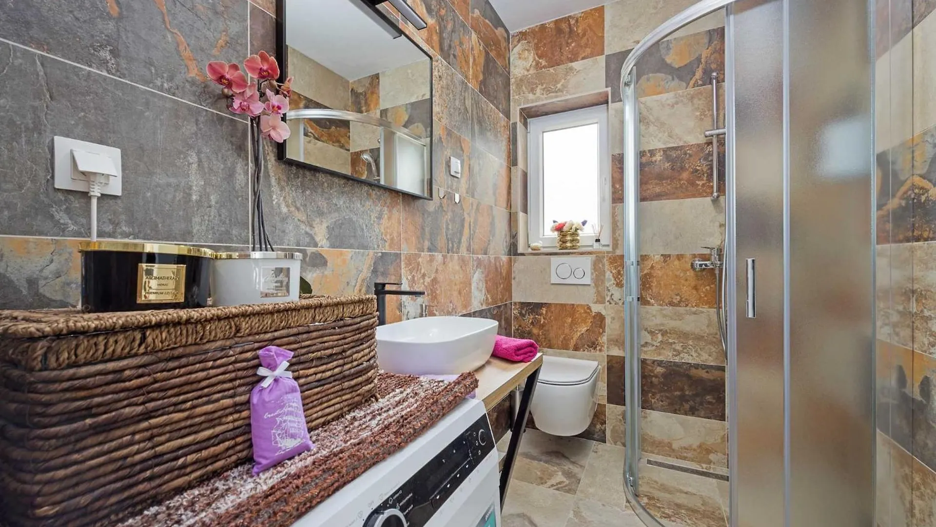 Villa Nur Amela Pola 0*,