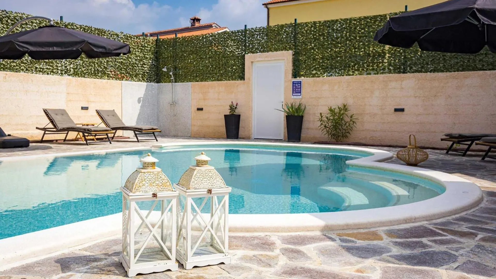 Villa Nur Amela Pola